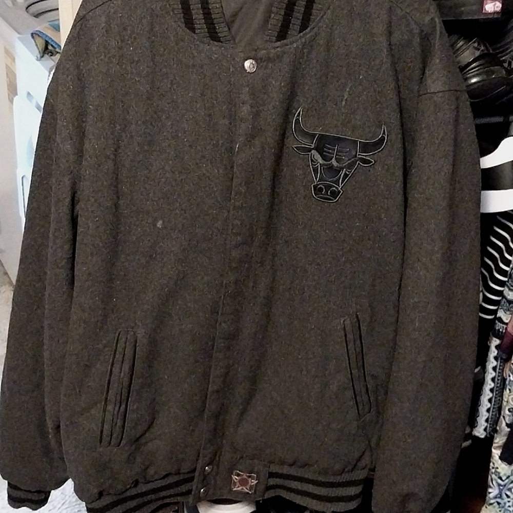 Black and Grey wool Chicago bulls coat w matching hat